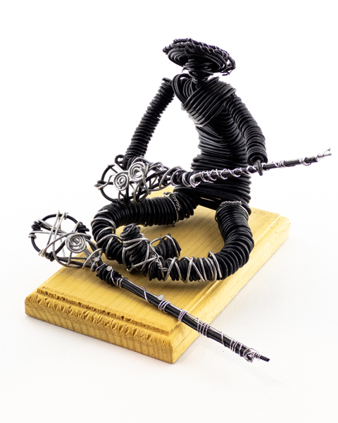 مجسمه مفتولی دست‌ساز طرح نوازنده سه‌تار یا تنبور روی پایه چوبی