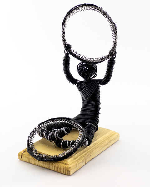 مجسمه مفتولی دف زن دستساز با پایه چوبی – جلوه هنر و موسیقی