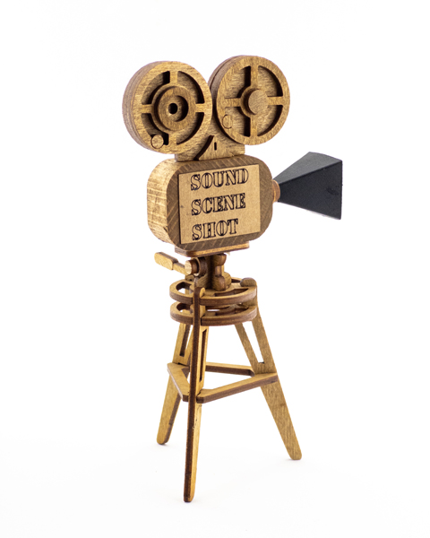 دوربین فیلم‌برداری کلاسیک چوبی با سه‌پایه تزئینی