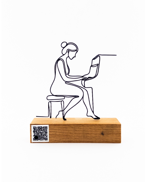 مجسمه نوازنده پیانو زن با ورق فلزی روی پایه چوبی – همراه بارکد اختصاصی