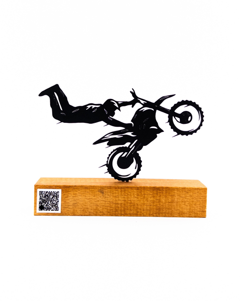 تندیس فلزی موتورسوار نمایشی با پایه چوبی و بارکد اختصاصی