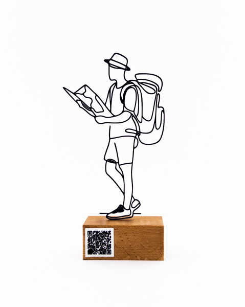 تندیس فلزی مرد جهانگرد با کوله‌پشتی و نقشه روی پایه چوبی و بارکد اختصاصی