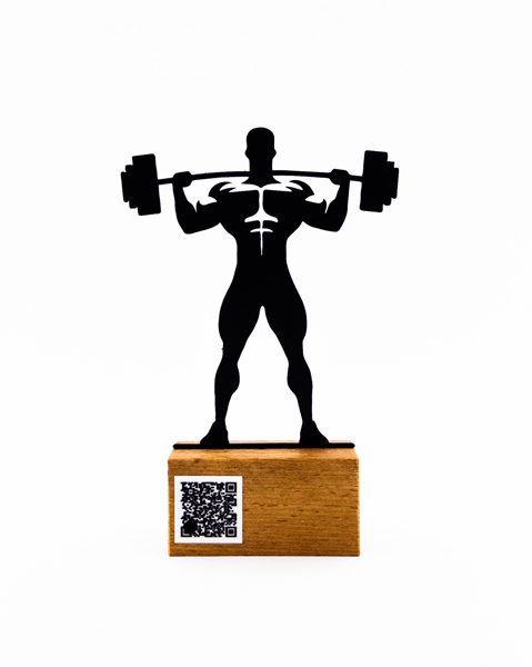 تندیس فلزی مرد وزنه‌بردار روی پایه چوبی با بارکد اختصاصی