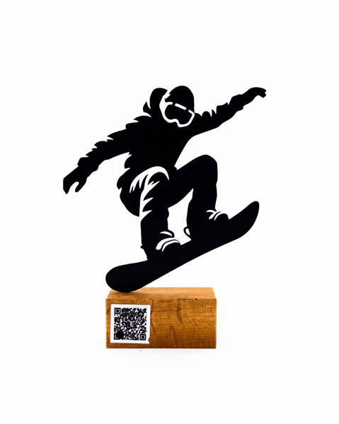 تندیس فلزی مرد اسنوبردباز در حال پرش با پایه چوبی و بارکد اختصاصی