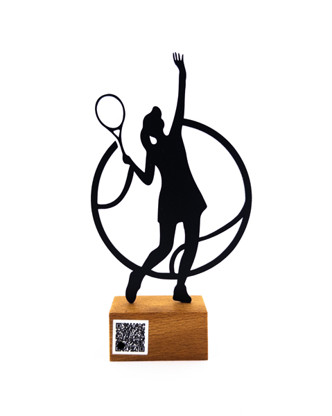 تندیس فلزی زن تنیسور با طرح مینیمال توپ و راکت روی پایه چوبی و بارکد اختصاصی