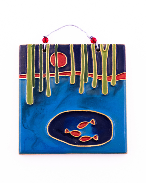 آویز خشتی دیوارکوب با طرح حوض و دو ماهی دست‌ساز