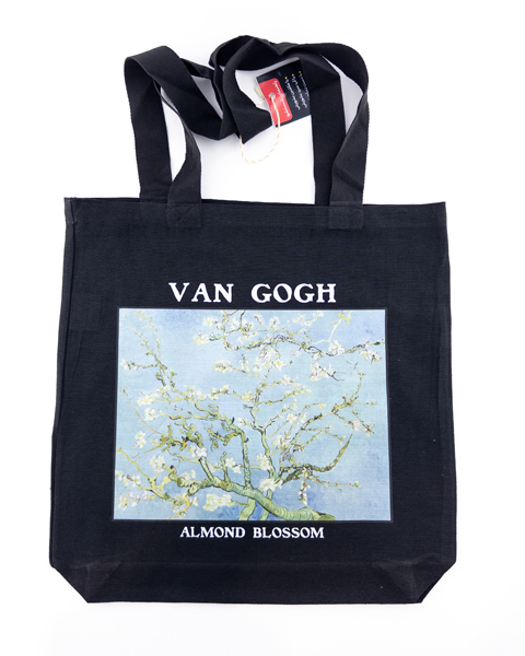 تت‌بگ مشکی با چاپ نقاشی «شکوفه بادام» اثر ون‌گوگ – لطیف، هنری، مناسب هدیه خاص