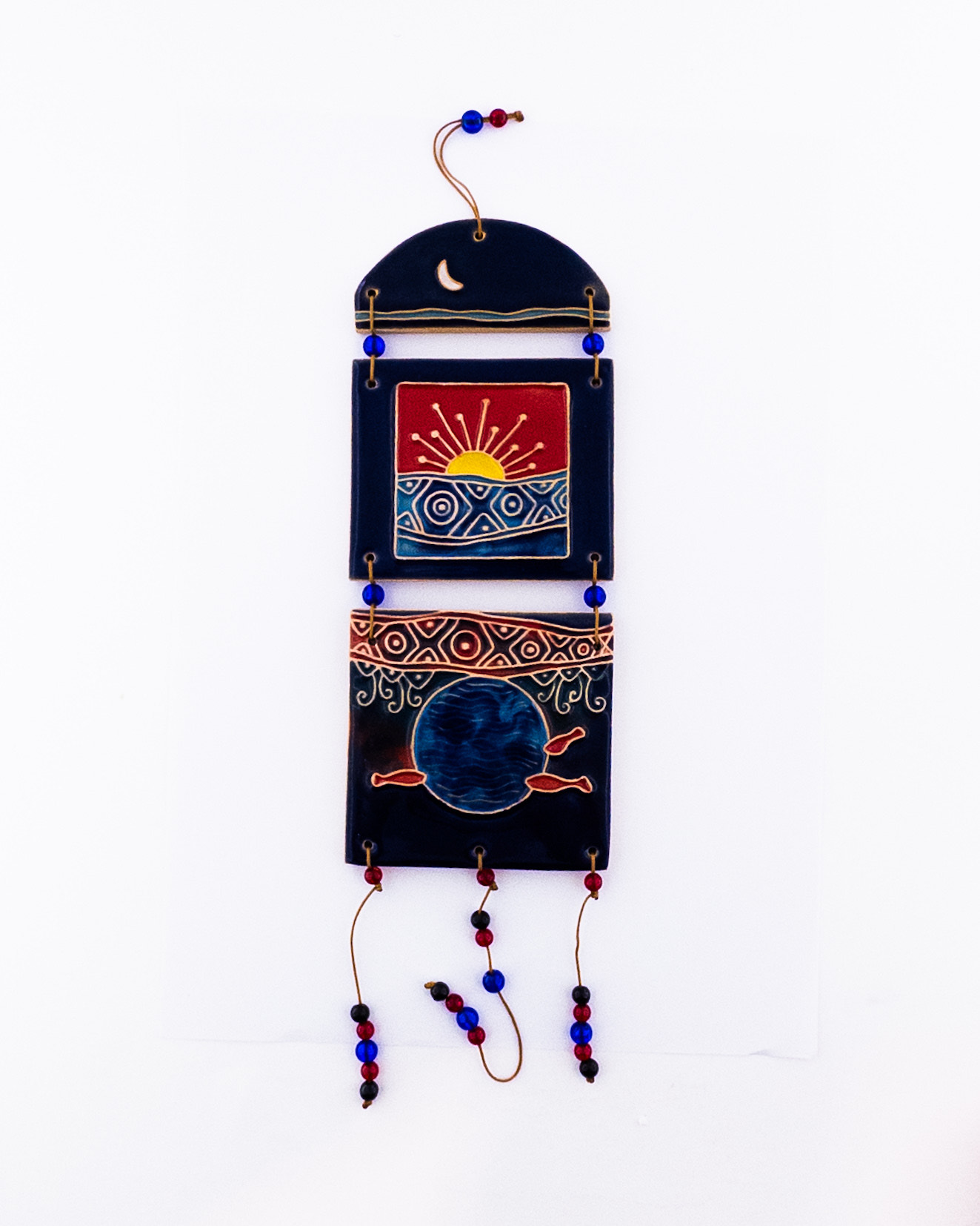 آویز خشتی نمادین با طرح خورشید، ماه و آب – هنر اساطیری برای دکور و هدیه‌ای مفهومی