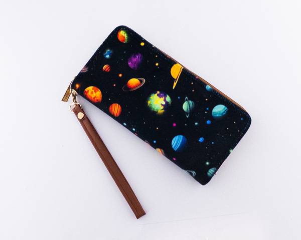 کیف پول دستی با بند مچی و طرح سیاره های رنگارنگ – اکسسوری خیال‌انگیز برای عاشقان فضا و طراحی‌های خاص