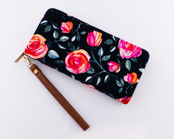 کیف پول  دستی با بند مچی و طرح گل رز – اکسسوری کلاسیک برای سبک زنانه و هدیه‌ای خاص