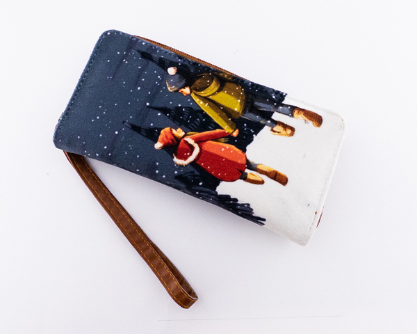 کیف پول دستی با بند مچی و تصویر زمستانی – اکسسوری داستان‌محور برای فصل سرد و هدیه‌ای خاص