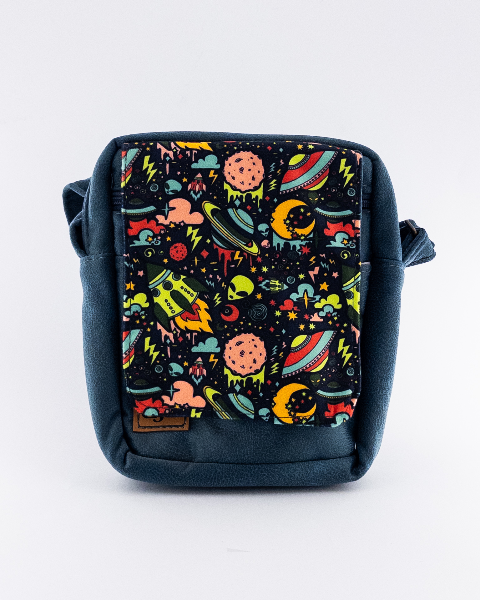 کیف دوشی مخملی آبی با طرح فضایی رنگی – بند قابل تنظیم، مناسب نوجوانان و علاقه‌مندان به طراحی‌های فانتزی