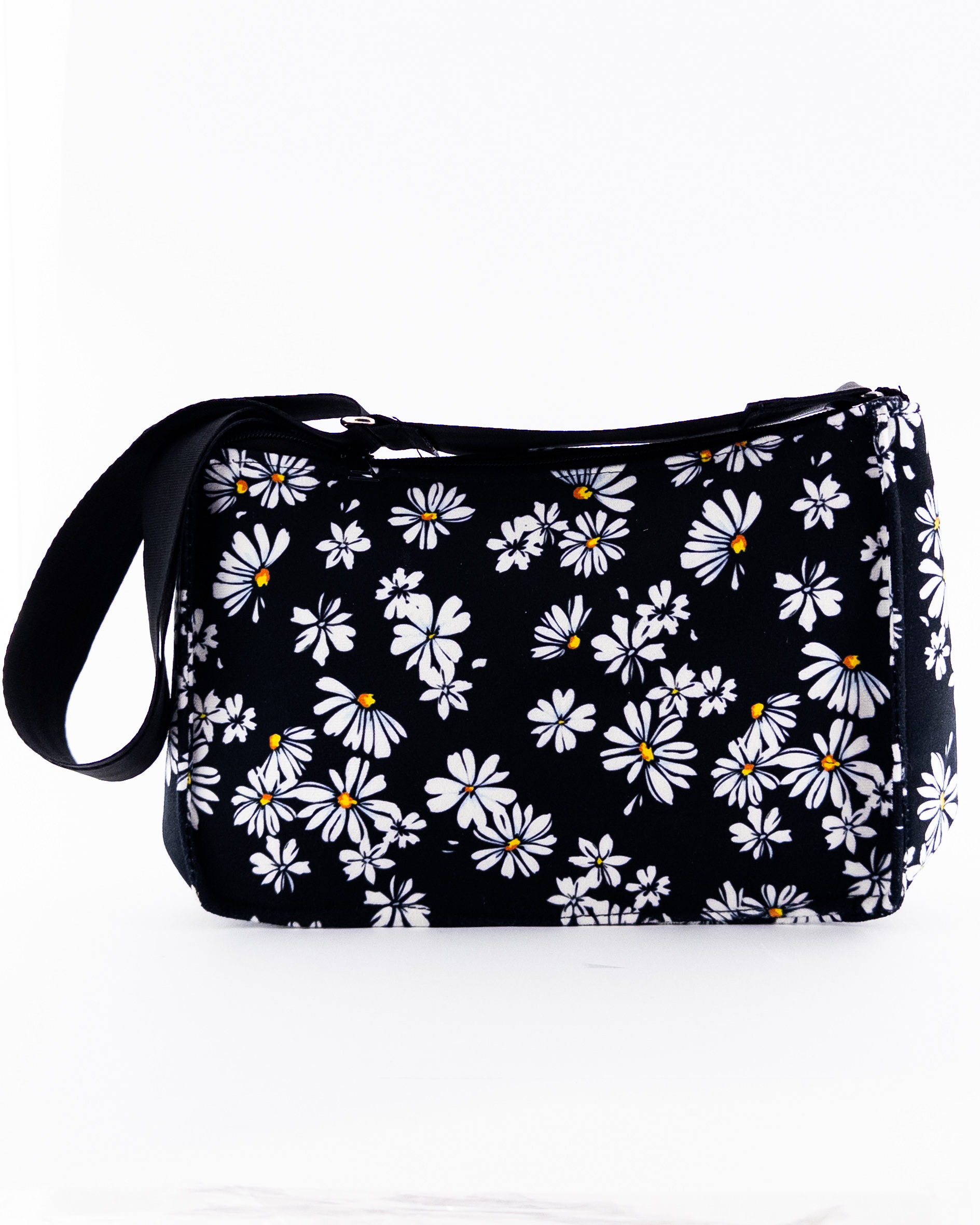 کیف دستی مخملی مشکی با طرح گل بابونه – بند پهن، زیپ‌دار، مناسب استفاده روزمره و استایل‌های طبیعت‌دوست