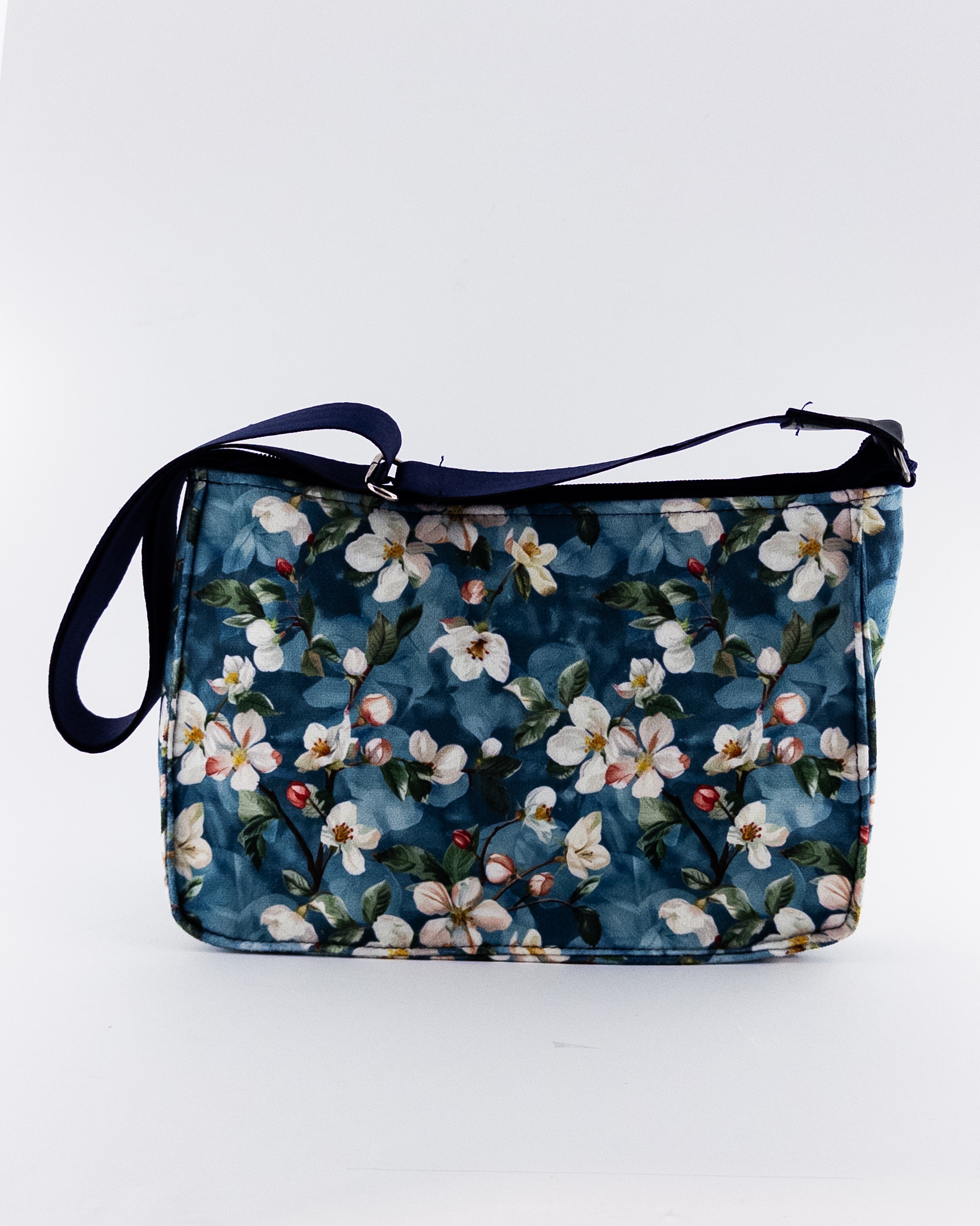 کیف دستی زنانه مخملی با طراحی ساده و رنگ اشرافی – انتخابی لطیف برای استایل‌های خاص