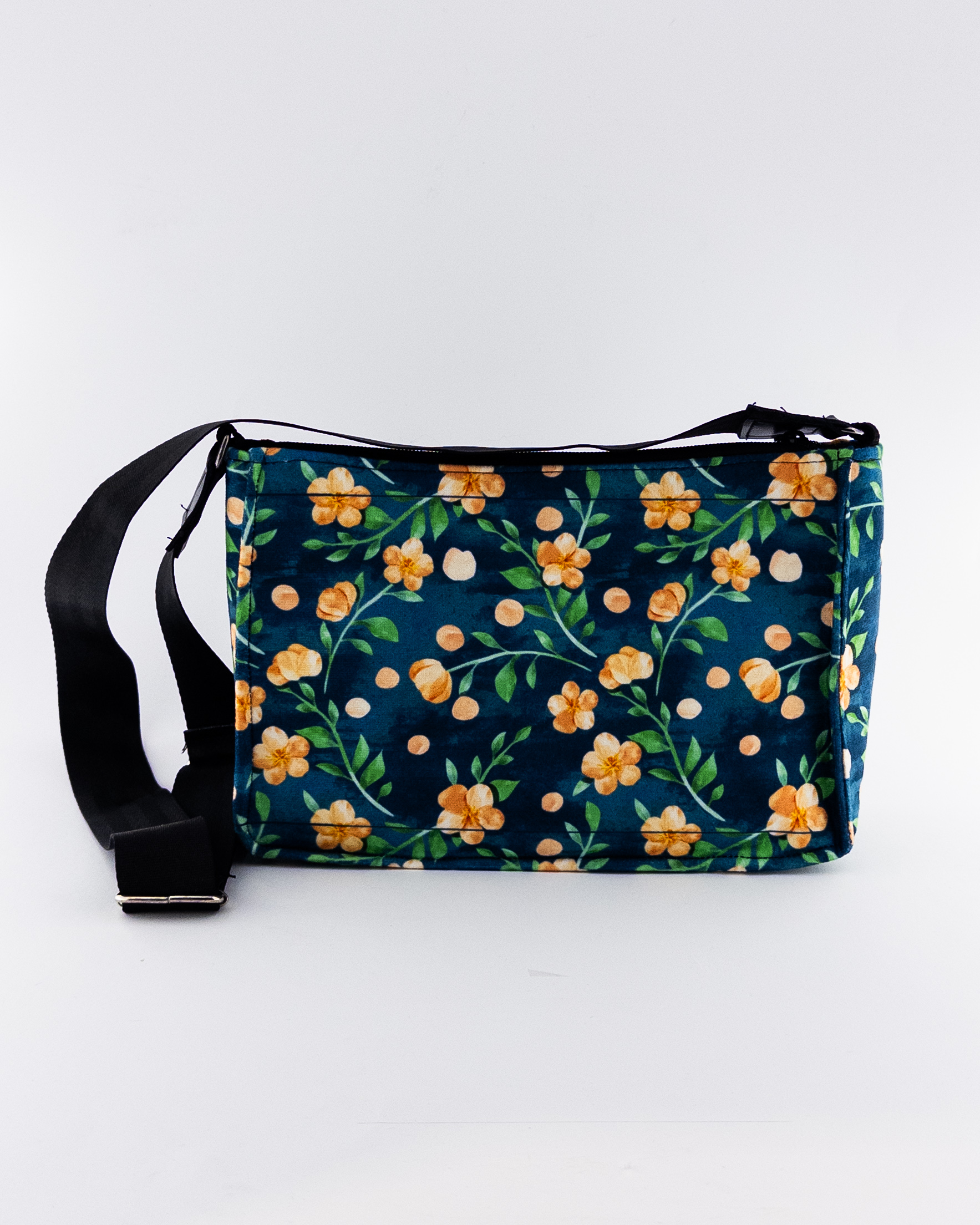 کیف دستی زنانه مخملی  با زمینه سرمه‌ای و گل‌های نارنجی – لطافت رنگی برای استایل‌های خاص