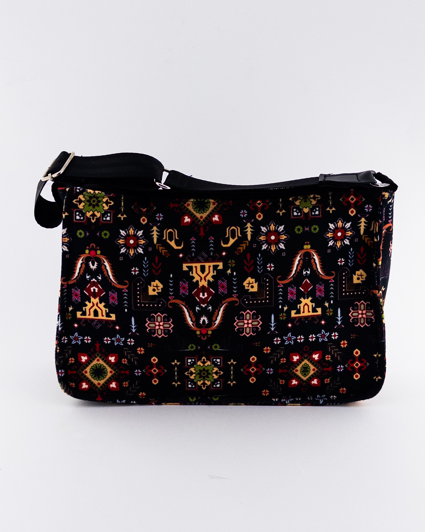 کیف دستی زنانه مخملی  با زمینه مشکی – طراحی مینیمال با جلوه‌ای اشرافی