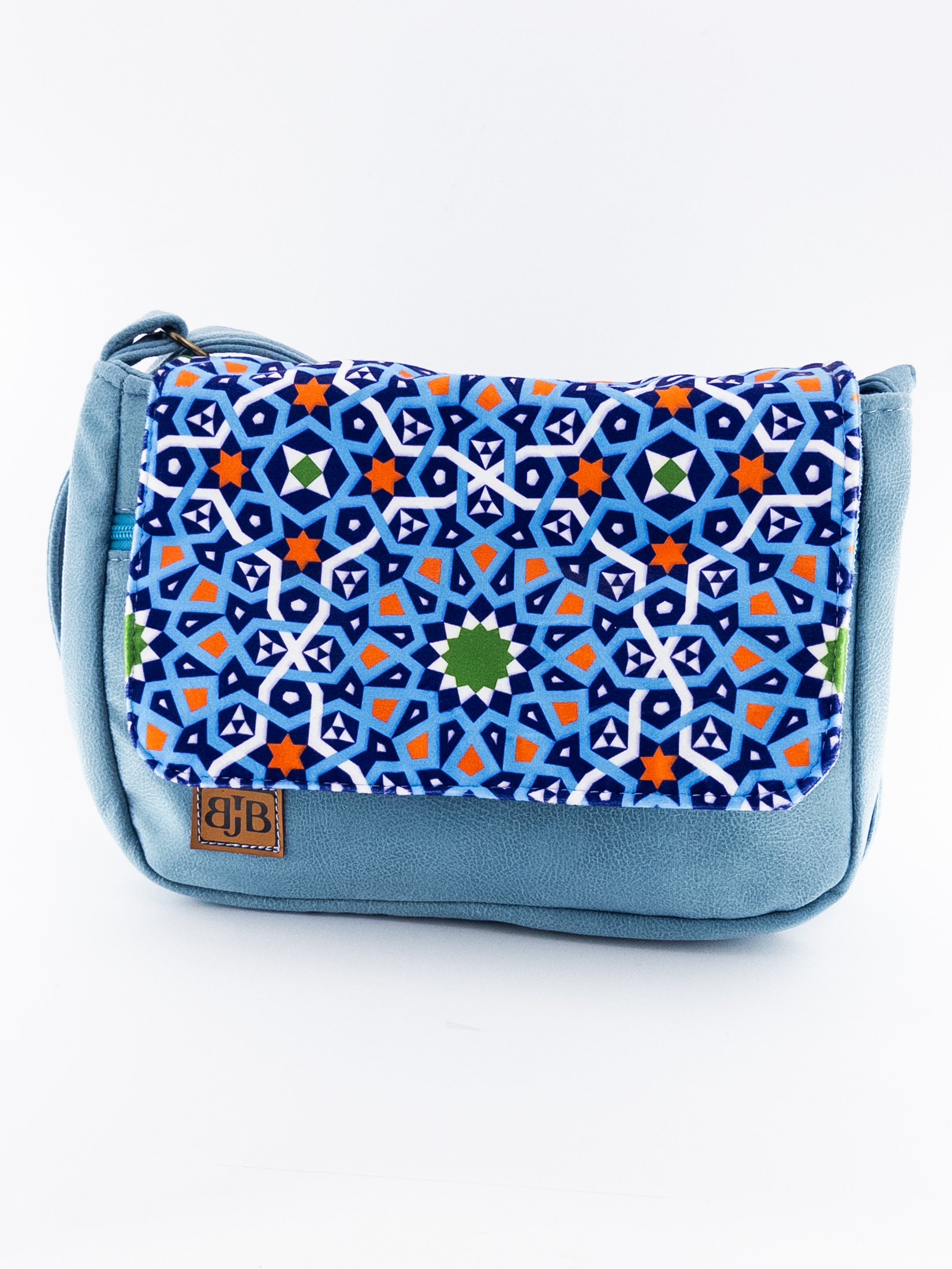 کیف دوشی زنانه مخملی دست‌دوز با زمینه آبی و طرح کاشی‌کاری سنتی – تلفیق هنر ایرانی و طراحی روزمره