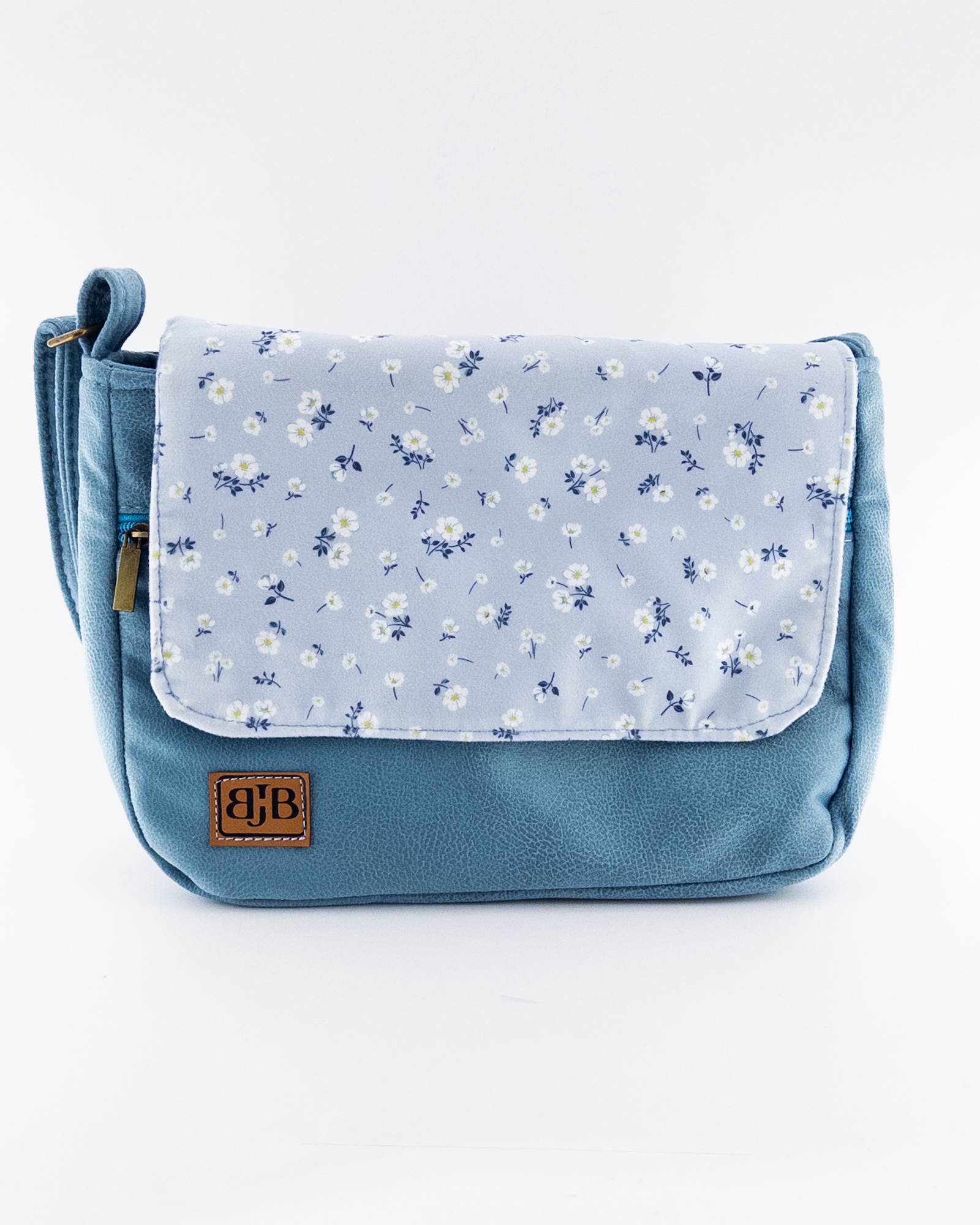 کیف دوشی زنانه مخملی دست‌دوز با زمینه آبی روشن و طرح گل‌ریز – لطافت آرام برای استایل‌های روزمره و شاعرانه
