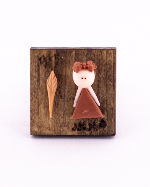 مگنت خمیری دست‌ساز ماه تولد شهریور با نماد سنبله(خوشه)روی پایه چوبی– هدیه‌ برای متولدین شهریورماه