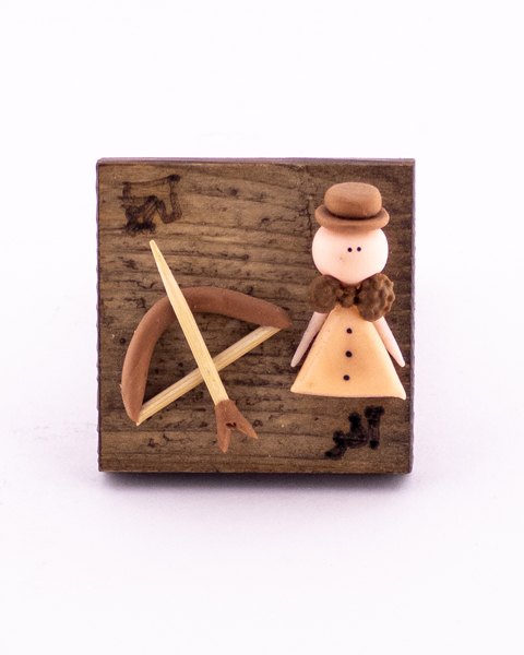 مگنت خمیری دست‌ساز ماه تولد آذر با نماد کمان(قوس) روی پایه چوبی– هدیه‌ برای متولدین آذرماه