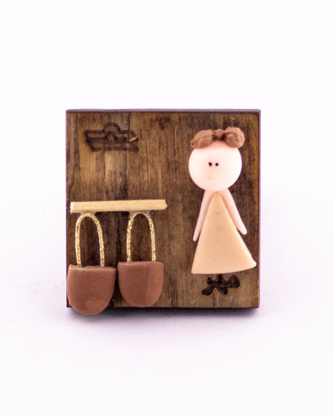 مگنت خمیری دست‌ساز ماه تولد مهر با نماد ترازو (میزان) روی پایه چوبی – هدیه‌ای ظریف و متعادل برای متولدین مهرماه