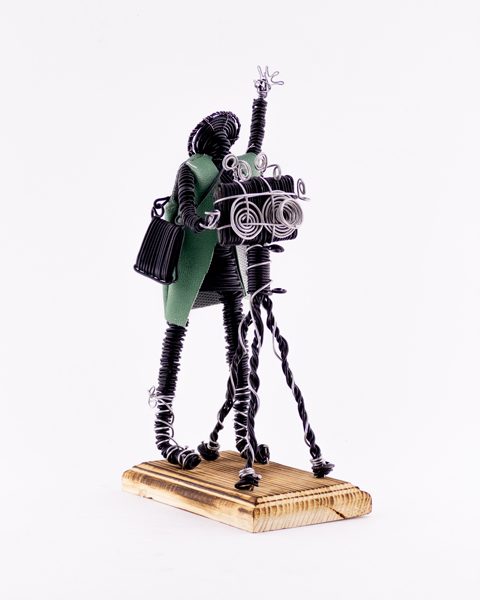 مجسمه دست‌ساز مفتولی طرح عکاس با دوربین روی پایه چوبی