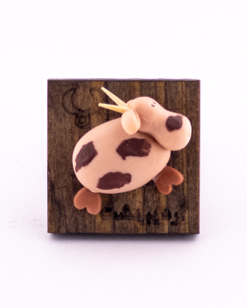 مگنت خمیری دست‌ساز ماه تولد اردیبهشت با نماد گاو (ثور) روی پایه چوبی– هدیه برای متولدین اردیبهشت