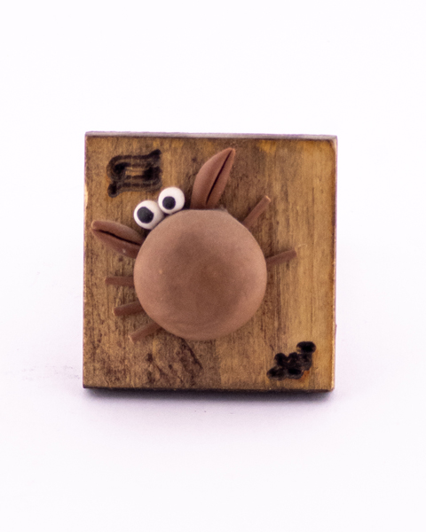 مگنت خمیری دست‌ساز ماه تولد تیر با نماد سرطان (خرچنگ) روی پایه چوبی– هدیه‌ای خاص برای متولدین تیرماه