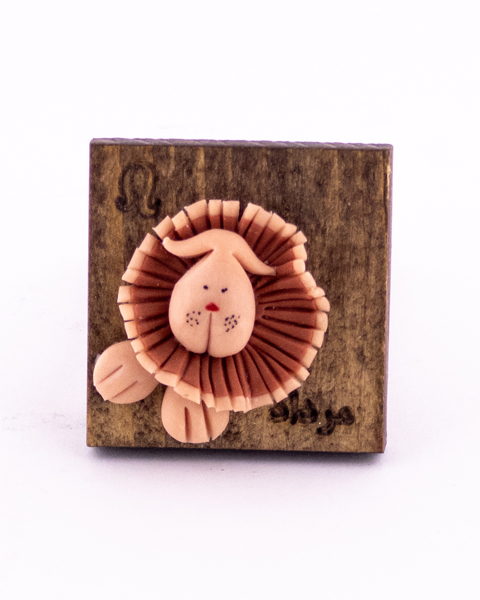 مگنت خمیری دست‌ساز ماه تولد مرداد با نماد شیر(اسد)روی پایه چوبی– هدیه‌ای خاص برای متولدین مردادماه