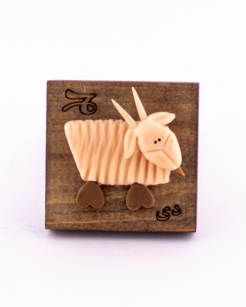 مگنت خمیری دست‌ساز ماه تولد دی با نماد بز کوهی (جدی) روی پایه چوبی – هدیه‌ای خاص و باوقار برای متولدین دی‌ماه