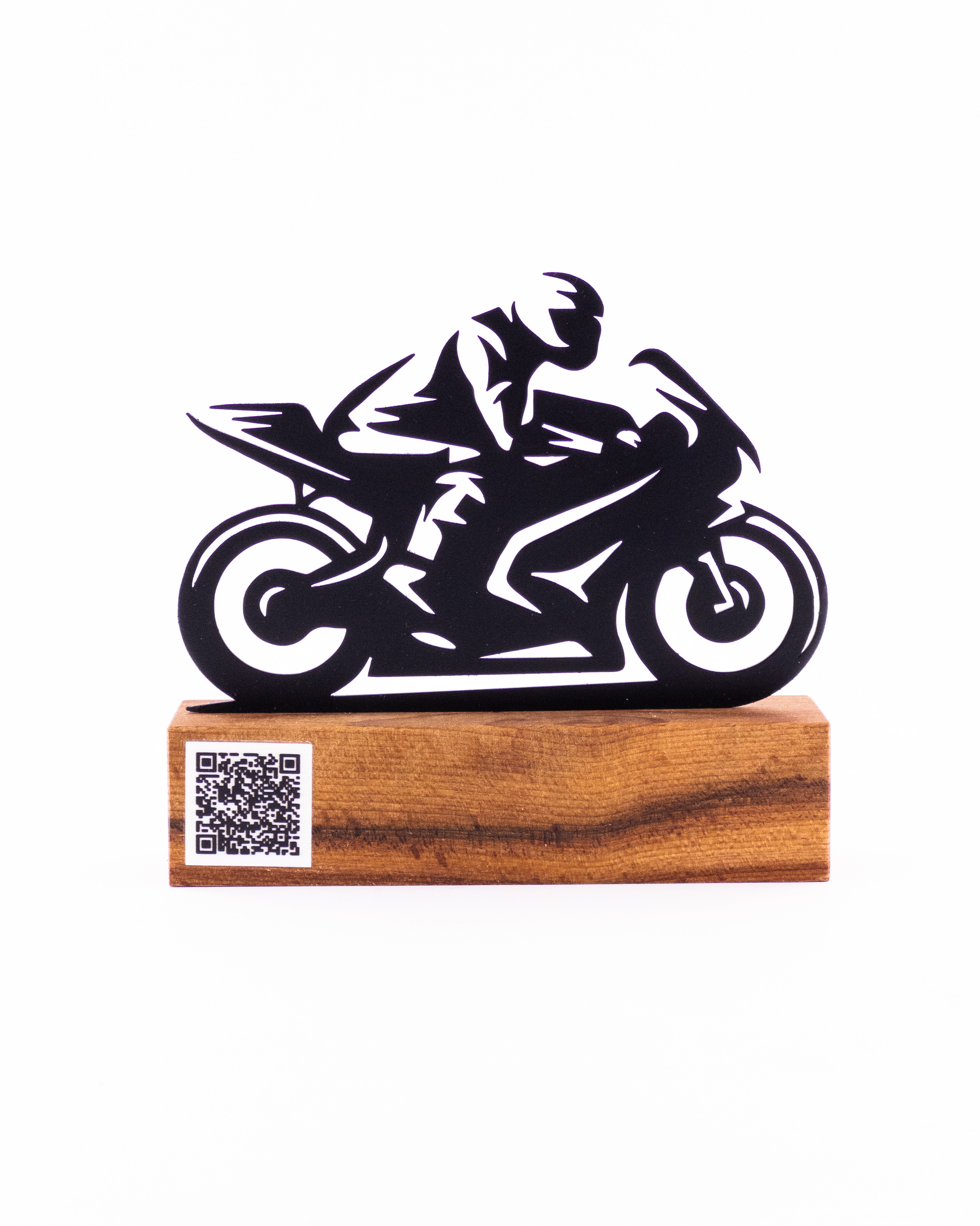 تندیس فلزی موتورسوار اسپرت با پایه چوبی؛ نماد سرعت، تمرکز و جسارت در قاب مینیمال