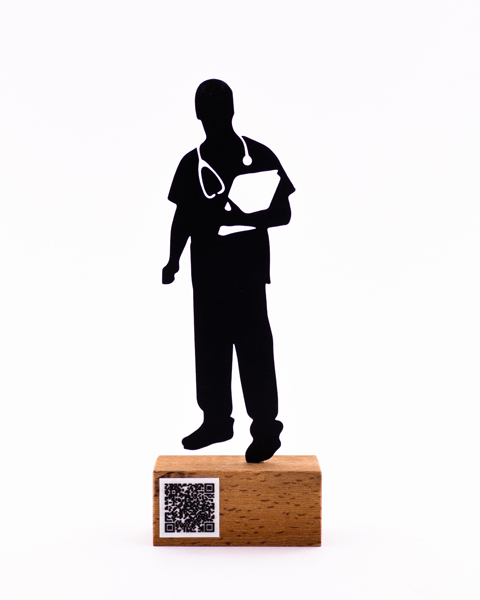 تندیس مرد پرستار با پایه چوبی راش – هدیه‌ای ارزشمند برای قدردانی از فداکاری و مهربانی