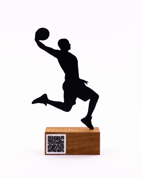 تندیس بسکتبالیست با طرح پرش جردن – نماد قدرت، انگیزه و موفقیت با بارکُد موسیقی و پایه چوبی – هدیه‌ای پرانرژی برای ورزش‌دوستان و قهرمانان جوان