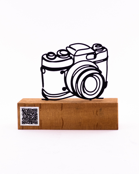 تندیس فلزی دوربین عکاسی با بارکد موسیقی روی پایه چوبی | هدیه‌ای هنری برای ثبت لحظه‌ها