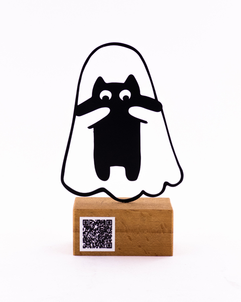 تندیس فلزی گربه با لباس شبح و بارکد موسیقی روی پایه چوبی | شوخی خیال‌انگیز با تاریکی