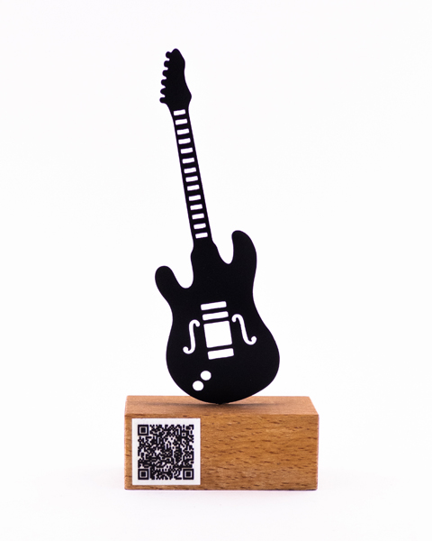 تندیس فلزی گیتار الکتریک با بارکد موسیقی روی پایه چوبی | نماد شور و صدا