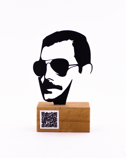 تندیس فلزی فردی مرکوری با پایه چوبی و بارکد موسیقی؛ یادبود هنرمند افسانه‌ای برای عاشقان موسیقی