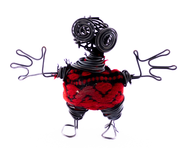 مجسمه مفتولی دست‌ساز با لباس فرشی قرمز مشکی – آدمک مفهومی با فرم اغراق‌شده