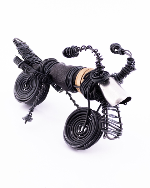 مجسمه مفتولی دست‌ساز موتورسیکلت با جزئیات فلزی و چرمی – نماد سرعت و خلاقیت