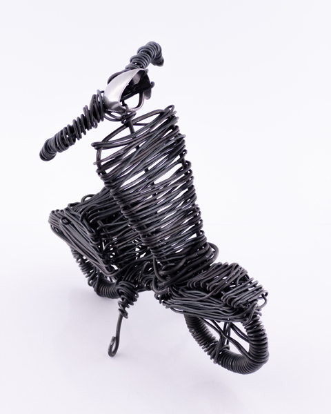 مجسمه مفتولی دست‌ساز موتورسیکلت – طراحی مینیمال با سیم مشکی