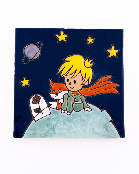 کاشی مربع هفت‌رنگ دست‌ساز طرح شازده کوچولو و روباه – هنر لعاب و رنگ در قالبی شاعرانه