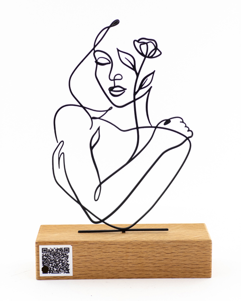 مجسمه سیمی دست‌ساز طرح چهره زن با گل روی پایه چوبی – دکور مدرن مینیمال و خاص