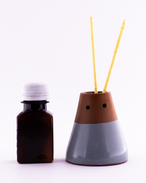 اسانس دست‌ساز گیاهی با ترکیب یاس، وانیل و پرتقال همراه با ظرف سفالی و فیتیله‌ی دست‌پیچ