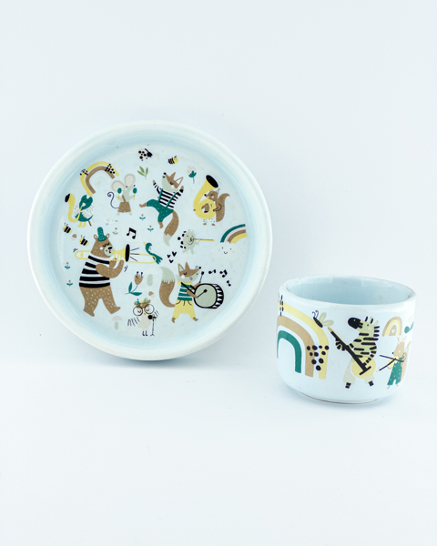 ست ظرف غذای کودک سرامیکی طرح حیوانات نوازنده – بشقاب لبه‌دار و فنجان موزیکال