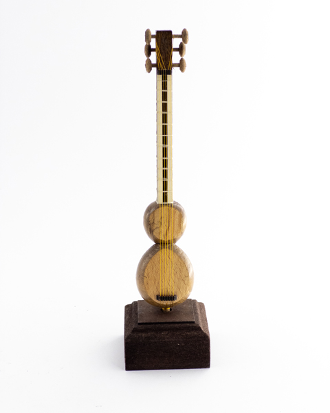 ماکت مینیاتوری ساز تار یک اکسسوری مناسب برای دکور علاقه مندان به موسیقی