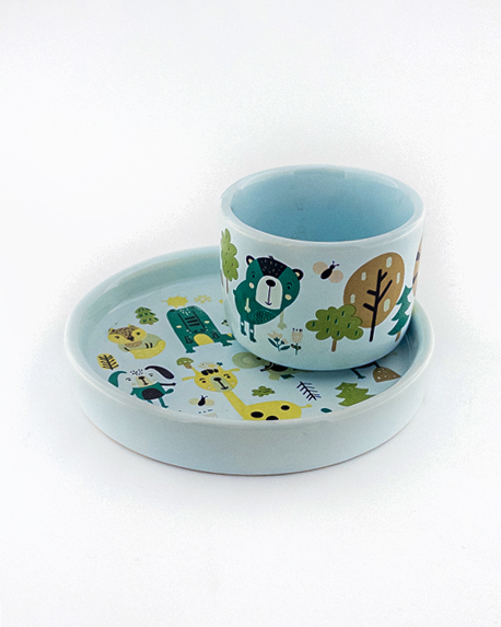 ست ظرف غذای کودک سرامیکی طرح حیوانات جنگل – بشقاب لبه‌دار و فنجان فانتزی