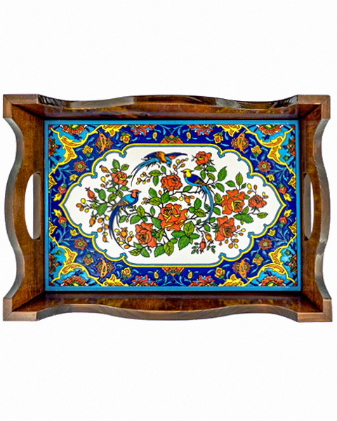 سینی چوبی مستطیل دست‌ساز با کاشی هفت‌رنگ طرح گل و مرغ–زمینه ی سفید وحاشیه فیروزه‌ای،ساخته‌شده از چوب روس،مناسب پذیرایی و دکور