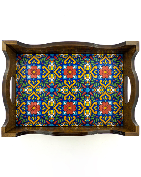 سینی چوبی مستطیل دست‌ساز با کاشی هفت‌رنگ طرح هندسی–زمینه آبی و حاشیه زرد،ساخته‌شده از چوب روس مناسب پذیرایی و دکور