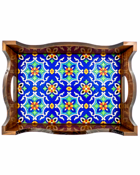 سینی چوبی مستطیل با کاشی هفت‌رنگ طرح اسلیمی زمینه آبی و حاشیه سفید– دست‌ساز ساخته شده از چوب روس، مناسب پذیرایی و دکور