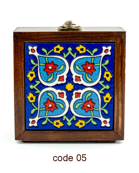 جعبه چوبی کوچک دست‌ساز با کاشی هفت‌رنگ طرح اسلیمی مناسب دمنوش،زیورآلات و هدیه